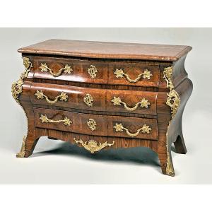 Regency Commode Circa 1720 L. 115 Cm, D. 57 Cm, H. 82 Cm Rich Gilt Bronze Ornamentation