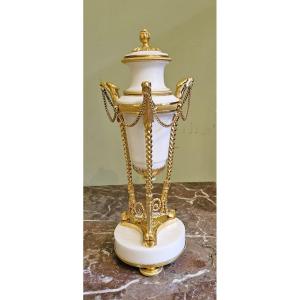 Louis XVI Cassolette, Circa 1790, H. 28 Cm, Gilt Bronze And White Marble. Very Fine Workmanship.