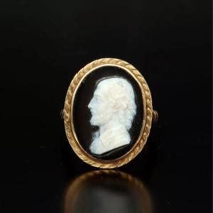 A Victorian 9ct Gold Hard Stone Cameo Ring . Size L