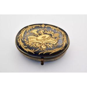 1753 French Serves Porcelain Oval Gold Raised Detailing Pill Trinket Box