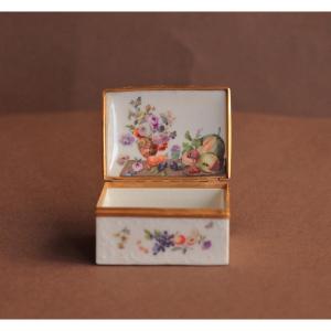 Meissen Porcelain Snuff Box With Polychrome Fruit Decor. 18th Century.