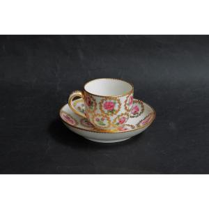 Sèvres Soft Porcelain Cup Decorated With Roses And Garlands - 18th Century