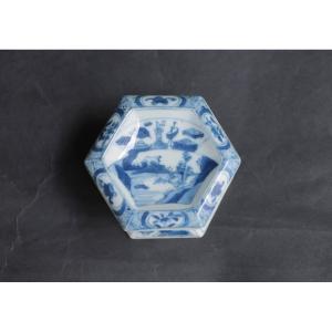 Chinese Porcelain Salt Cellar With Blue And White Decoration, Kangxi Period (1662-1722).