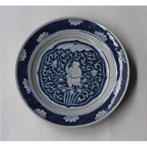 Chinese Porcelain Plate With Blue And White Decoration Depicting A Chinese Child. Late 17th C.