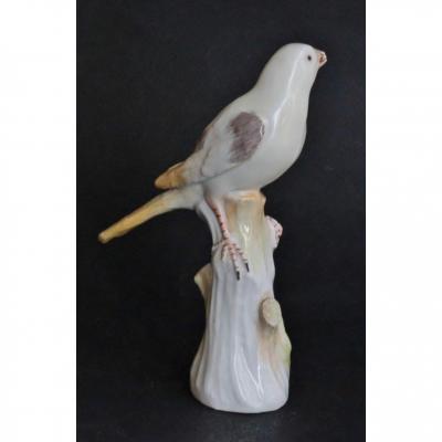 Meissen. Statuette En Porcelaine Représentant Une Bergeronnette Jaune.