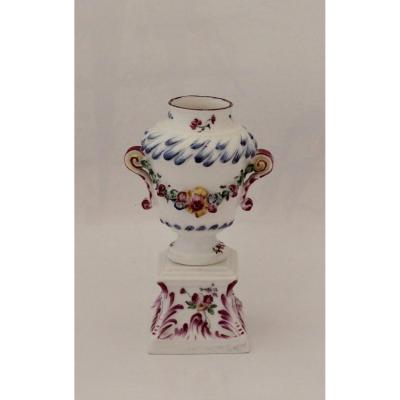 Mennecy, Small Vase And Base In Soft Porcelain.