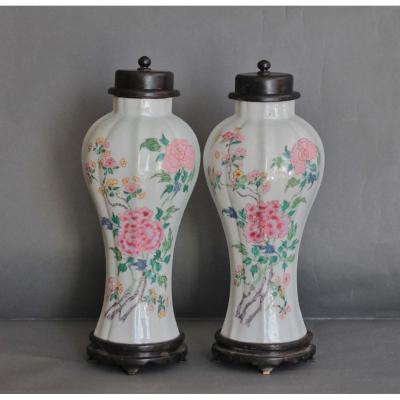 Paire De Vases Balustres En Porcelaine De Chine De La Famille Rose Du XVIIIe Siècle.
