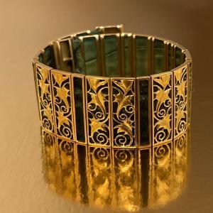 Bracelet From The 1900s. 18k Yellow Gold And Bottle Green Shaved Velvet.