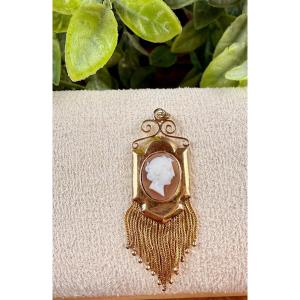 18k Gold Cameo Pendant – Elegant Design With Tassels 