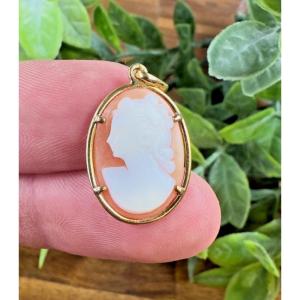 Antique Cameo Pendant – 18k Gold Setting
