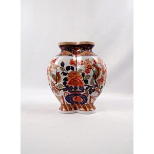 Early 20th Century Imari-style Porcelain Vase Decorated With Nature And Birds, Polylobed In Shape