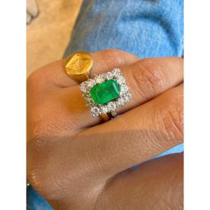 White Gold Ring With Emeralds And Diamonds