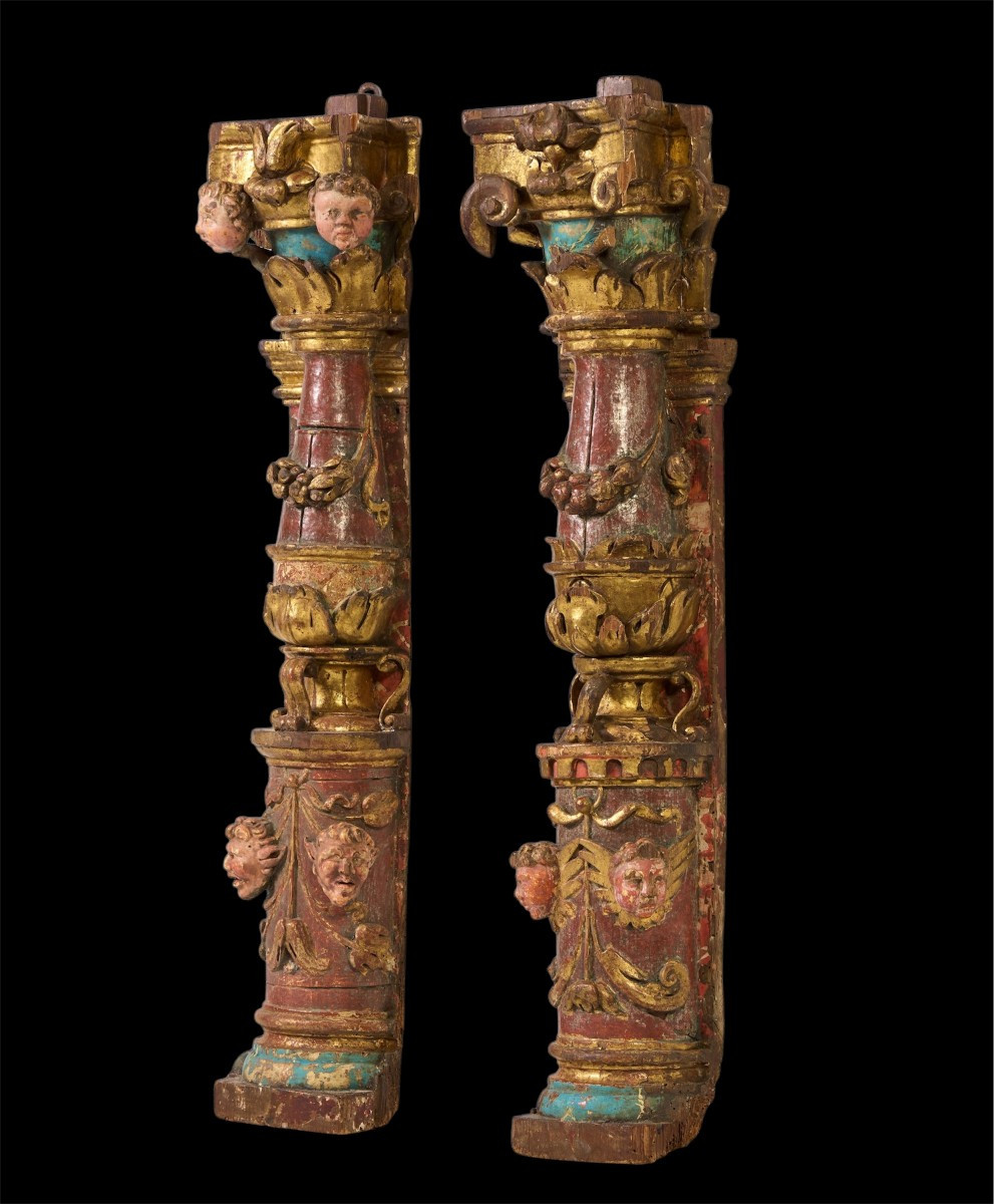 XVI secolo - Spagna - Coppia di colonne in legno policromo con facce d'angelo e grottesche