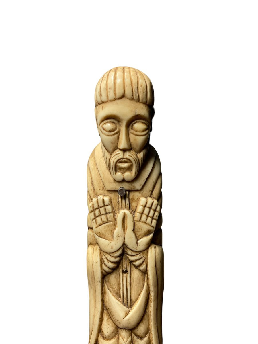 Placca da cassina in osso raffigurante un monaco o un apostolo - stile romanico-photo-3