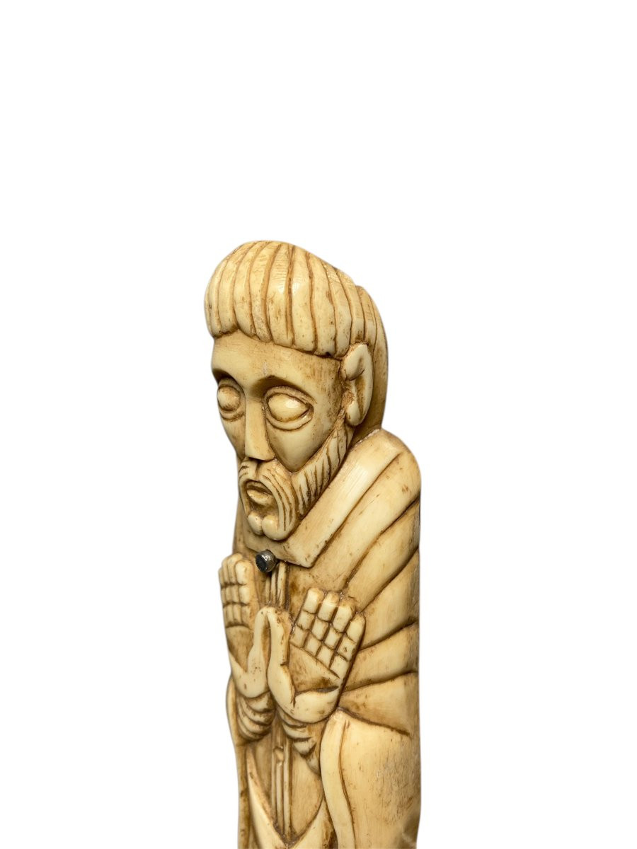 Placca da cassina in osso raffigurante un monaco o un apostolo - stile romanico-photo-4
