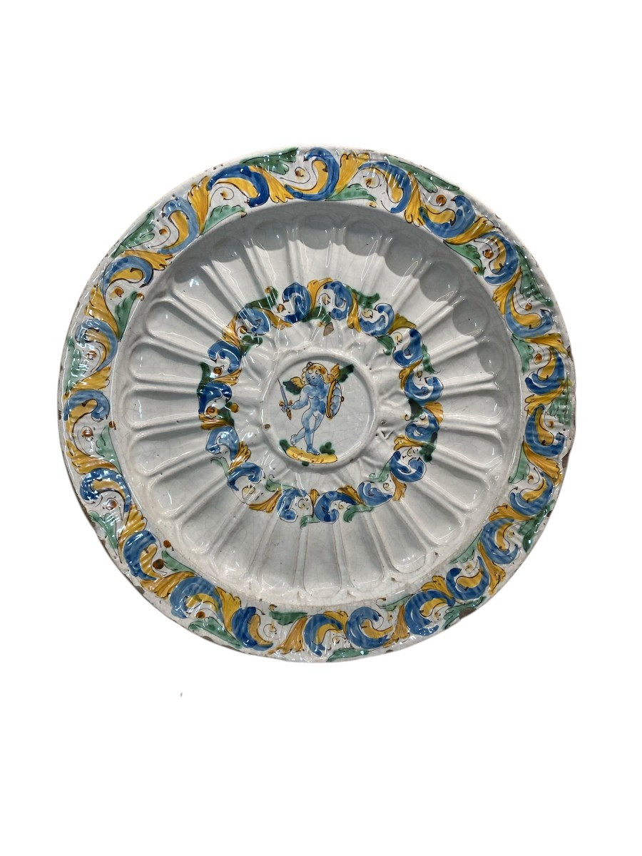 Deruta - II metà del XVI sec. - Grande piatto da parata in maiolica con putto e motivi vegetali