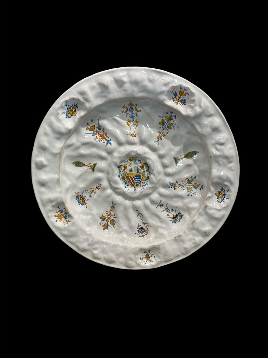 Faenza - II metà del XVI sec. - Piatto da parata in maiolica con stemma e decorazioni 