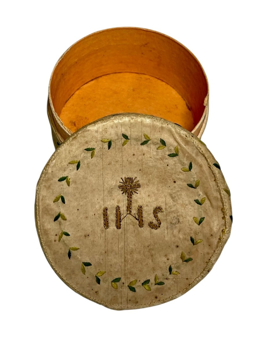 Fine XVIII sec. - Seta ricamata e carta - Scatolina porta ostie