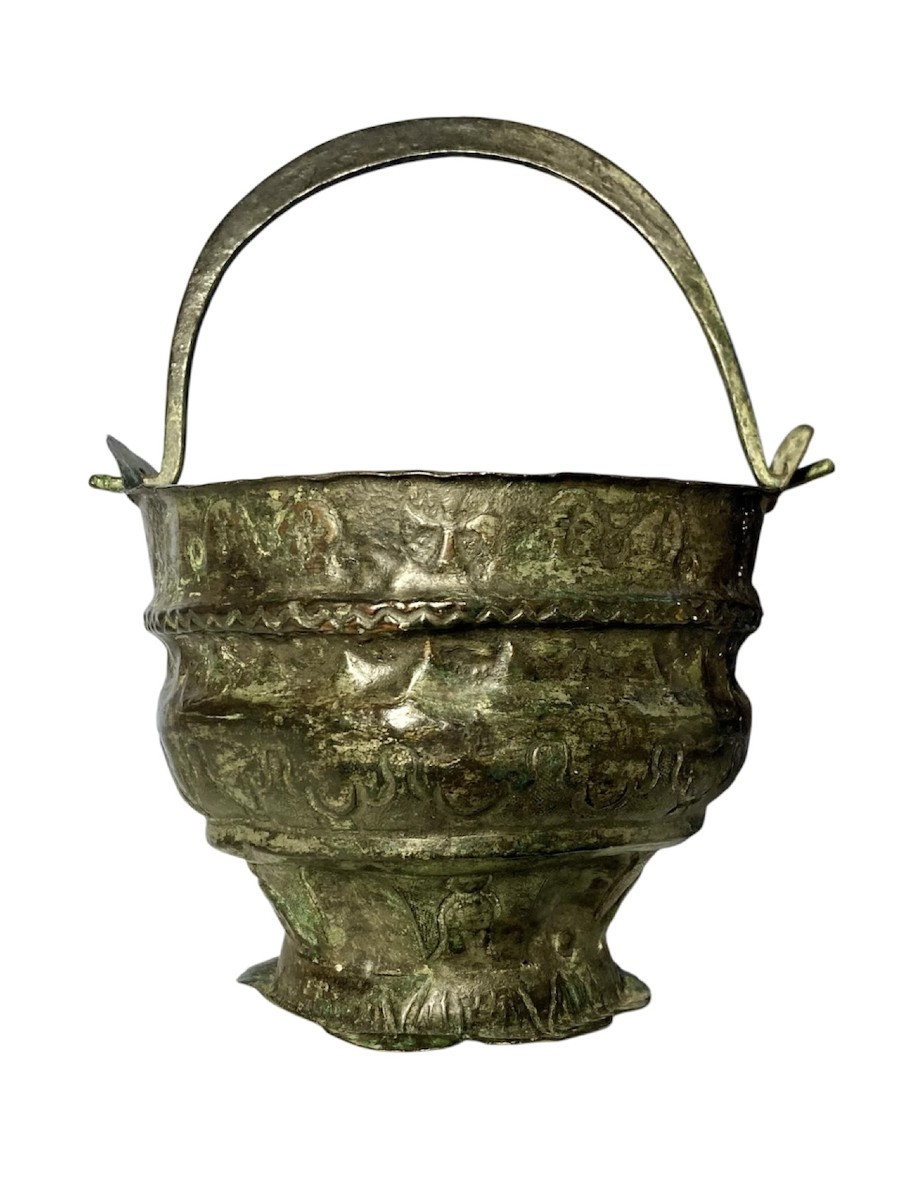 Sicilia Normanna - Metà del XII secolo - Situla in lamina di bronzo a motivi sacri