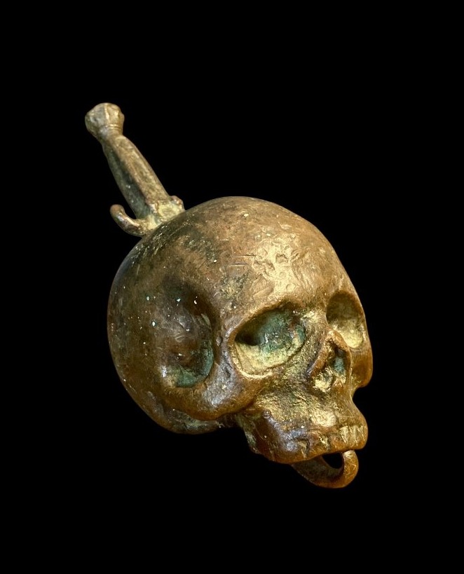 Italia settentrionale - XVII sec. - Teschio Memento Mori in bronzo trafitto da una daga