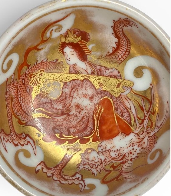  Tardo Periodo Meiji (circa 1890) - Ciotola da sake - Kutani - Geisha danzante su Dragone-photo-1