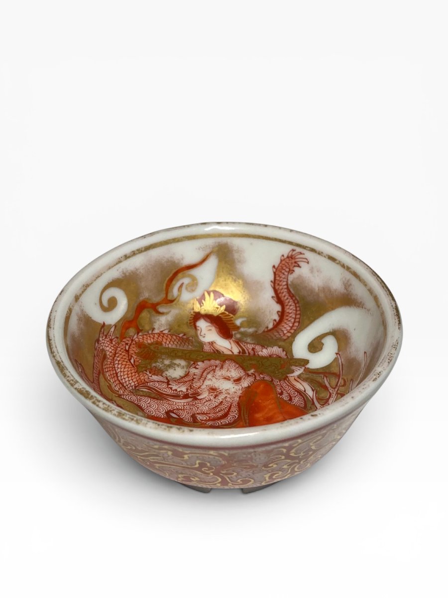  Tardo Periodo Meiji (circa 1890) - Ciotola da sake - Kutani - Geisha danzante su Dragone-photo-3
