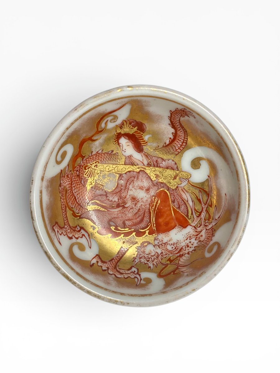  Tardo Periodo Meiji (circa 1890) - Ciotola da sake - Kutani - Geisha danzante su Dragone