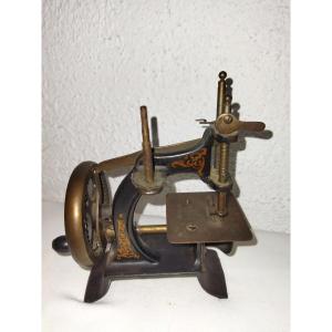 Children's Toy Sewing Machine In Cast Iron And Gilding, 19th Century Collection