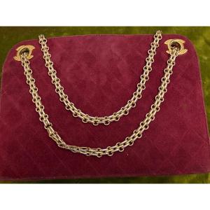 Quilted Skin Handbag, Chanel, Burgundy Color. Gold Shoulder Strap. Very Good Condition.