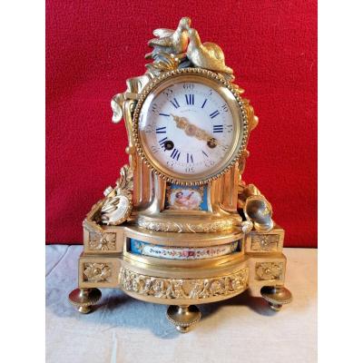 Pendulum Aux Colombes. Movement Over. In Gilt Bronze Early 19th, With Porcelain Plates