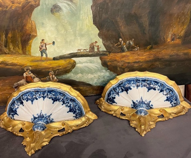 Coppia di mensole in maiolica, XVIII sec.