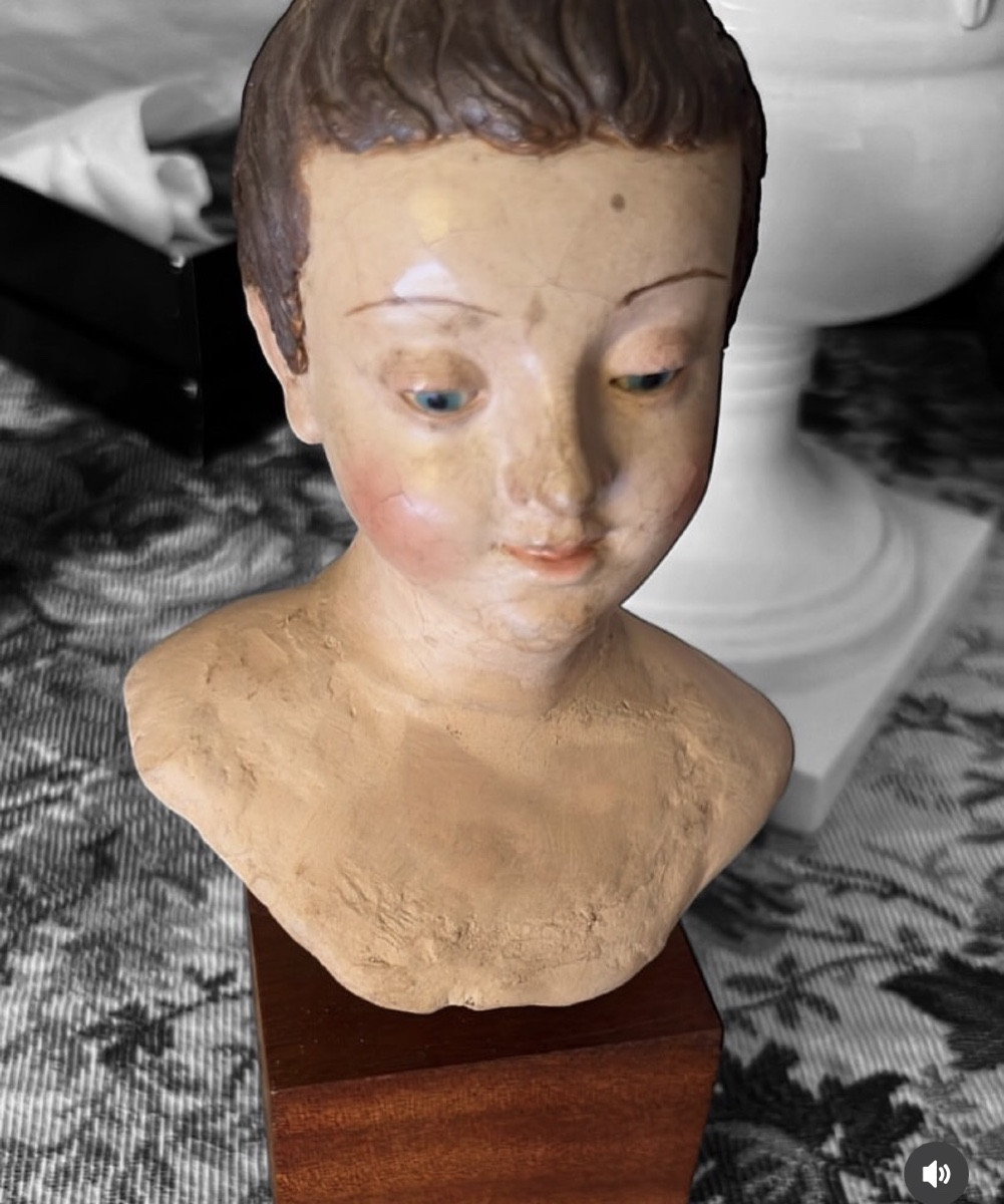 Scultura di fanciullo in terracotta