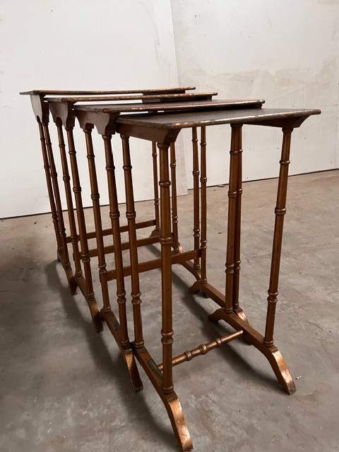 Set di quattro tavolini impilabili Art Nouveau, inizio XX secolo.-photo-2