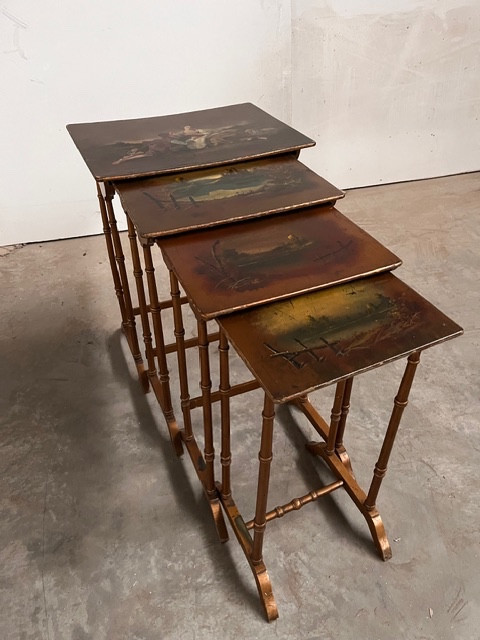 Set di quattro tavolini impilabili Art Nouveau, inizio XX secolo.