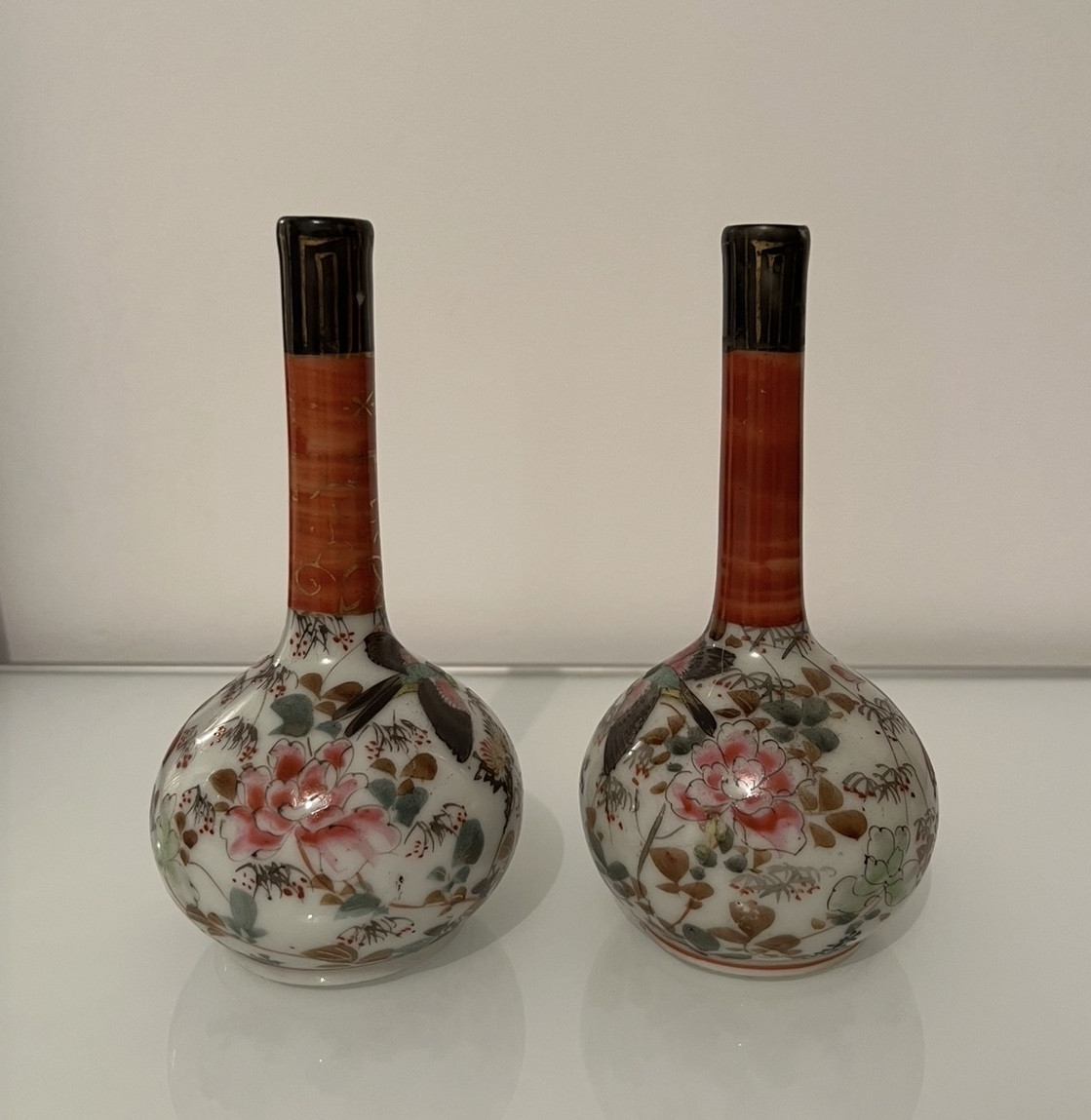 Coppia di vasi in porcellana a motivo floreale con  uccelli, fine XIX secolo, Giappone.