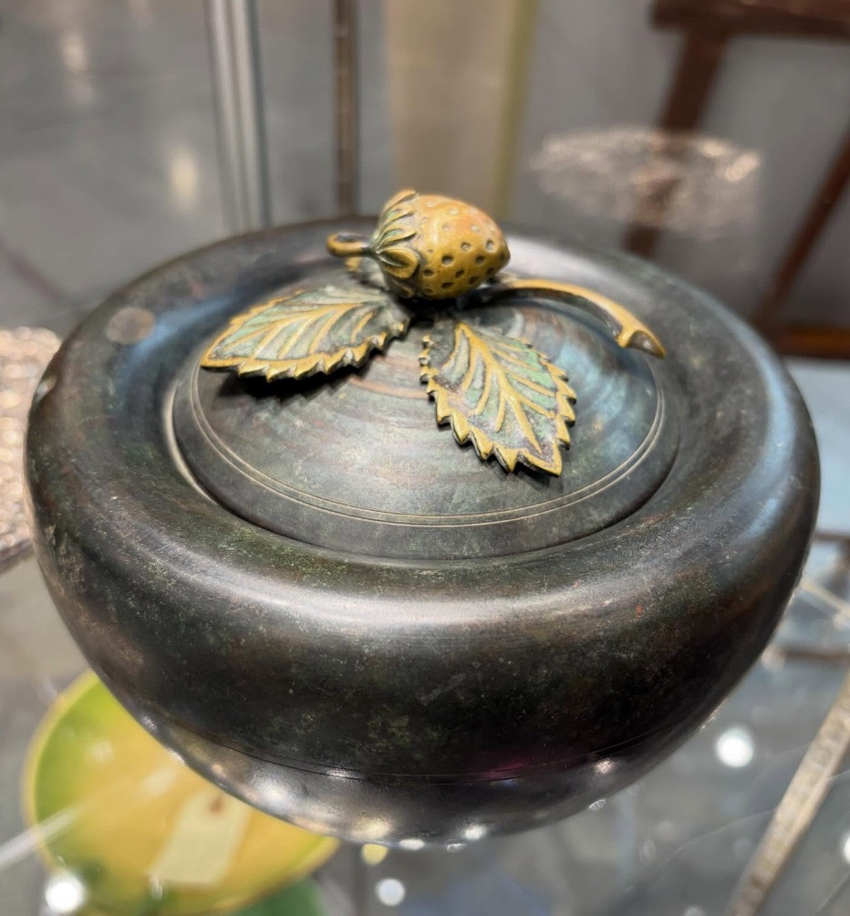 Una coppa in metallo, Deco-photo-2