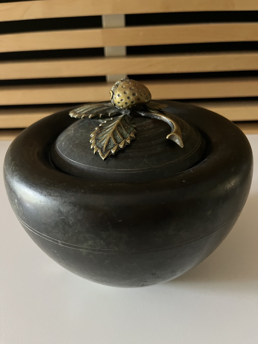 Una coppa in metallo, Deco-photo-1