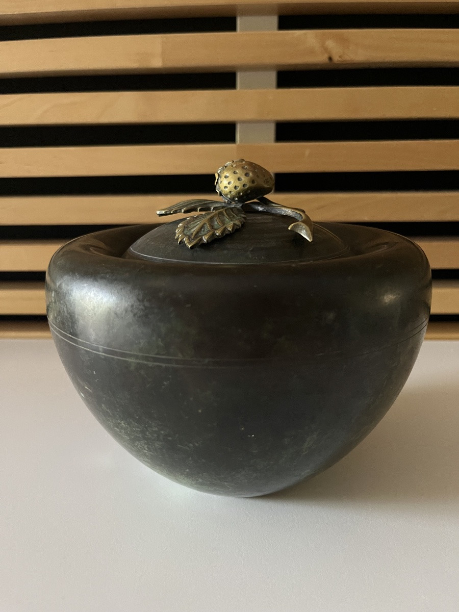 Una coppa in metallo, Deco-photo-2