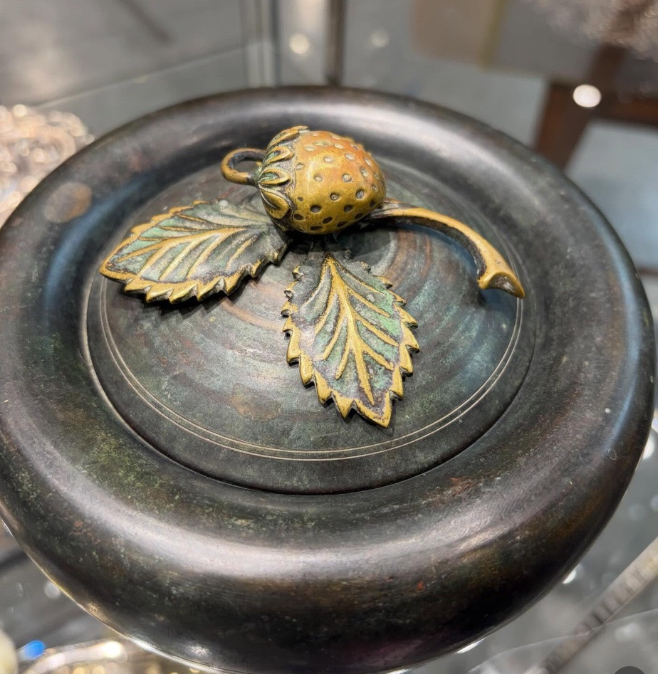 Una coppa in metallo, Deco-photo-5