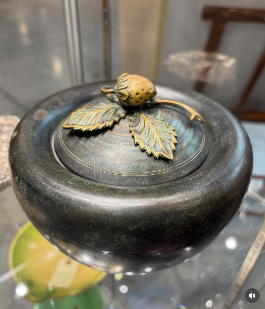 Una coppa in metallo, Deco-photo-6