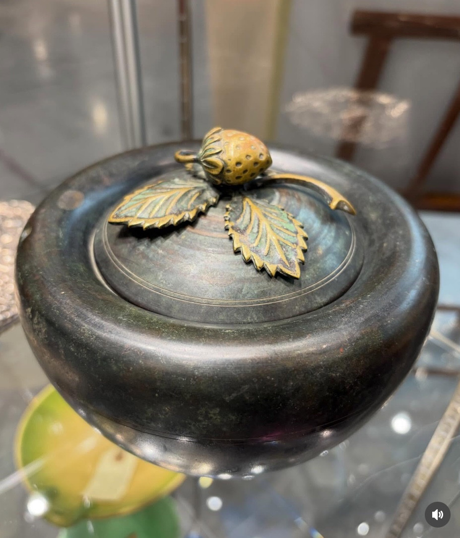 Una coppa in metallo, Deco