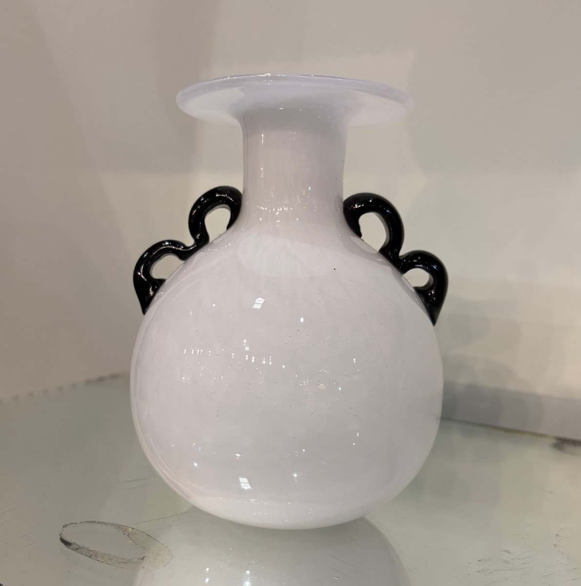 Vaso in vetro di Murano bianco lattimo con anse nere – Italia, XX secolo-photo-2