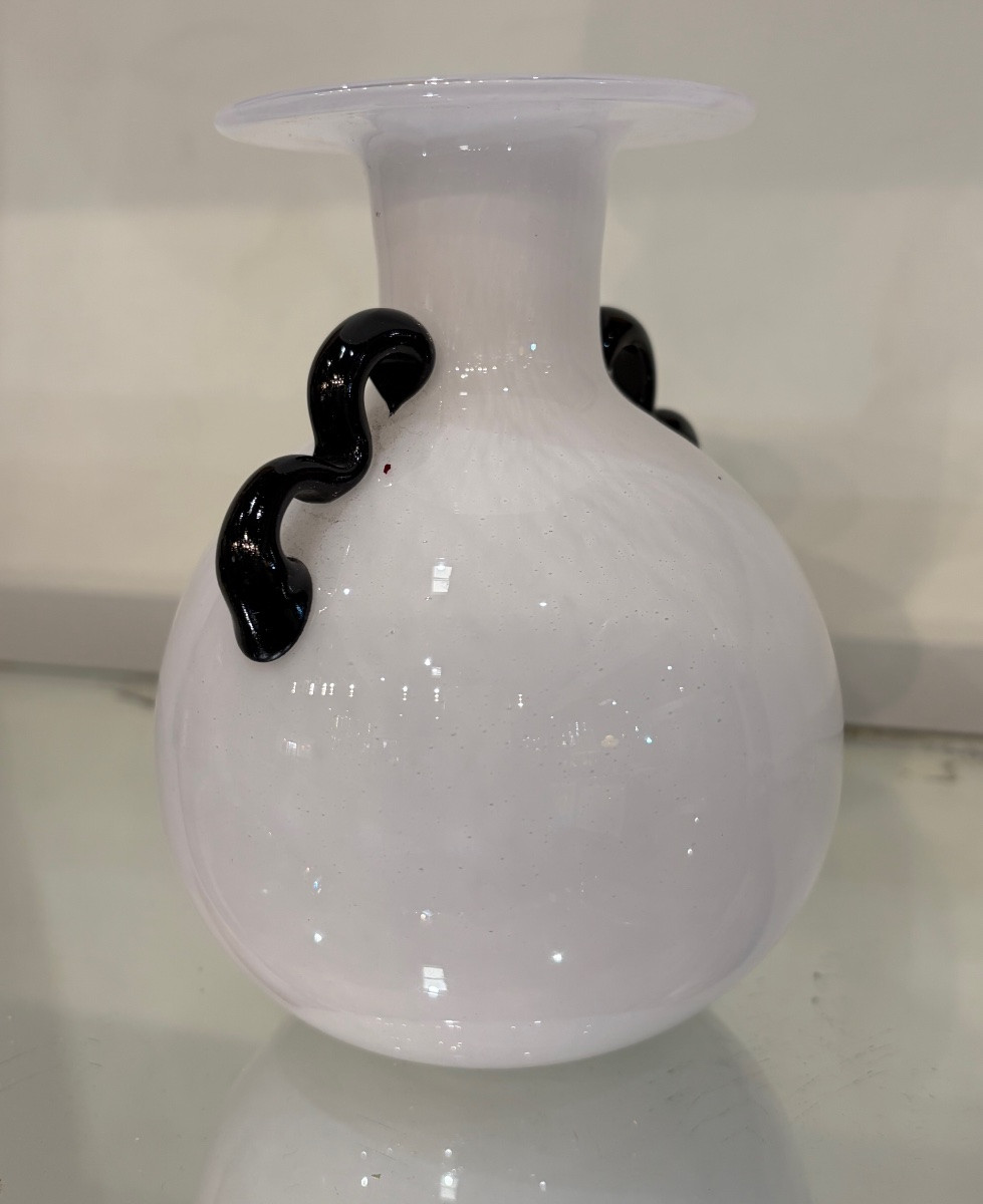 Vaso in vetro di Murano bianco lattimo con anse nere – Italia, XX secolo-photo-3