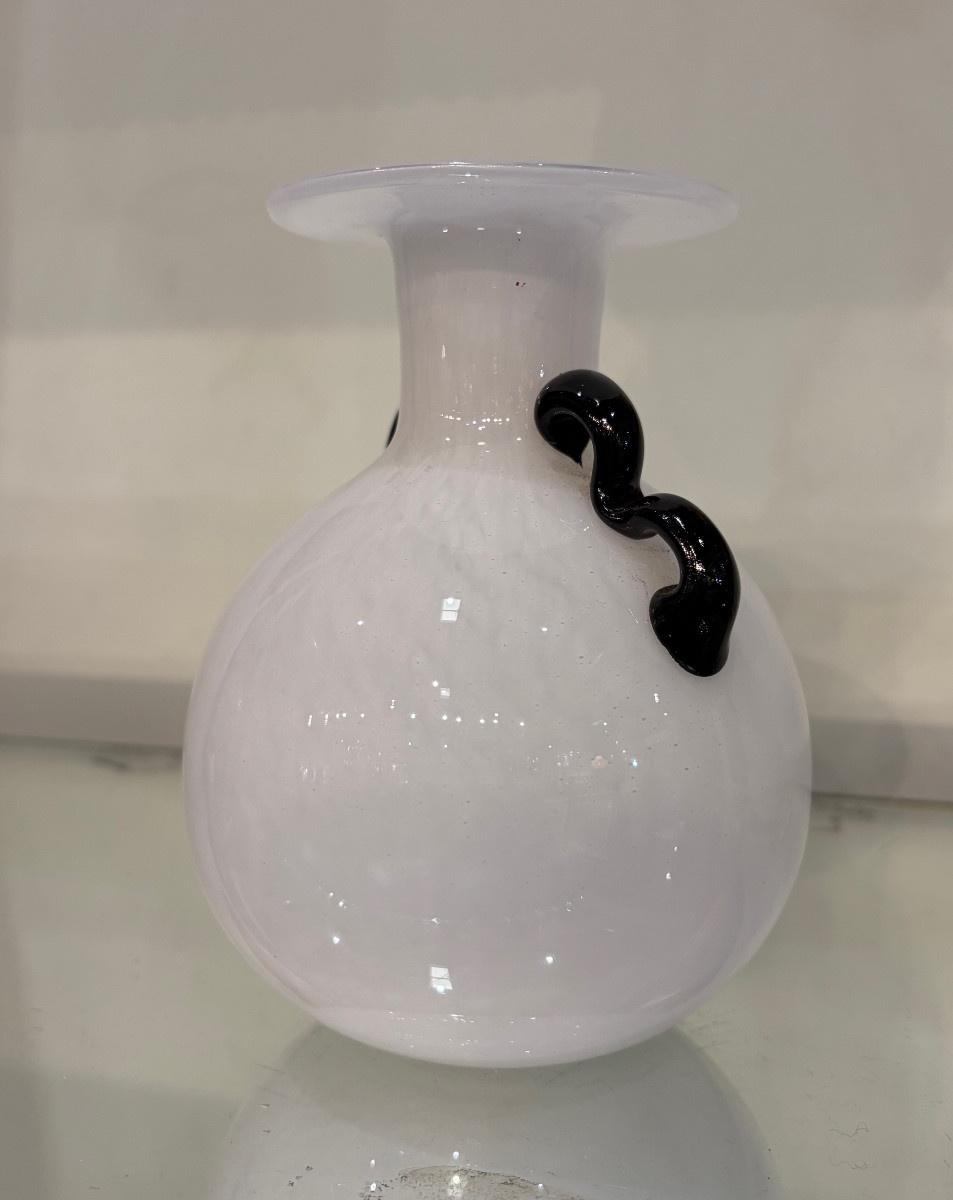 Vaso in vetro di Murano bianco lattimo con anse nere – Italia, XX secolo-photo-4