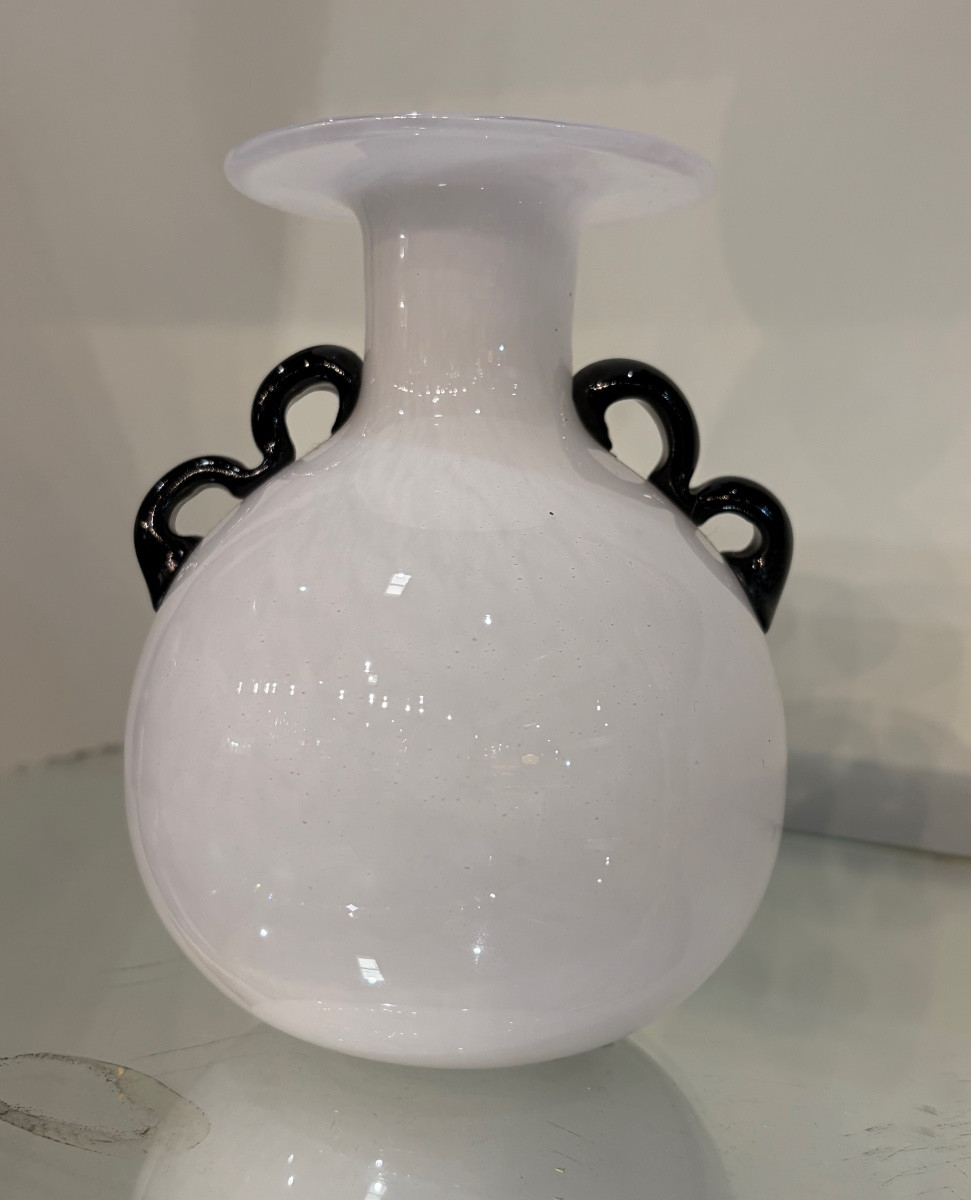Vaso in vetro di Murano bianco lattimo con anse nere – Italia, XX secolo-photo-1