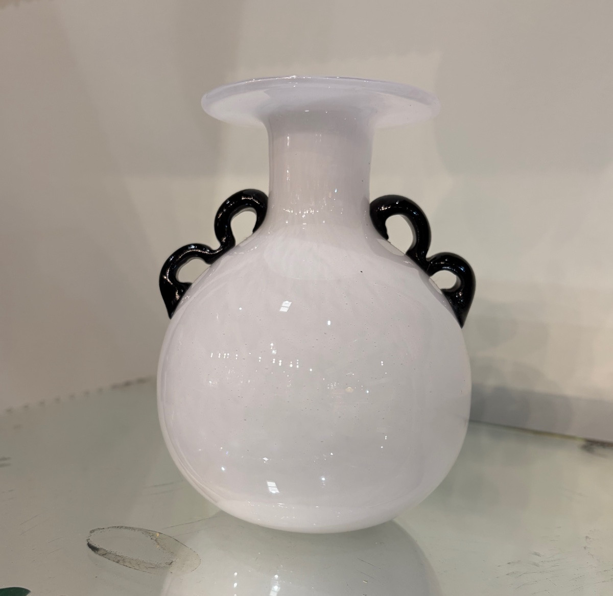 Vaso in vetro di Murano bianco lattimo con anse nere – Italia, XX secolo-photo-2