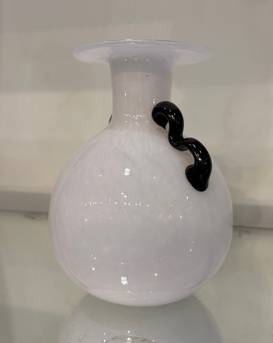 Vaso in vetro di Murano bianco lattimo con anse nere – Italia, XX secolo-photo-4