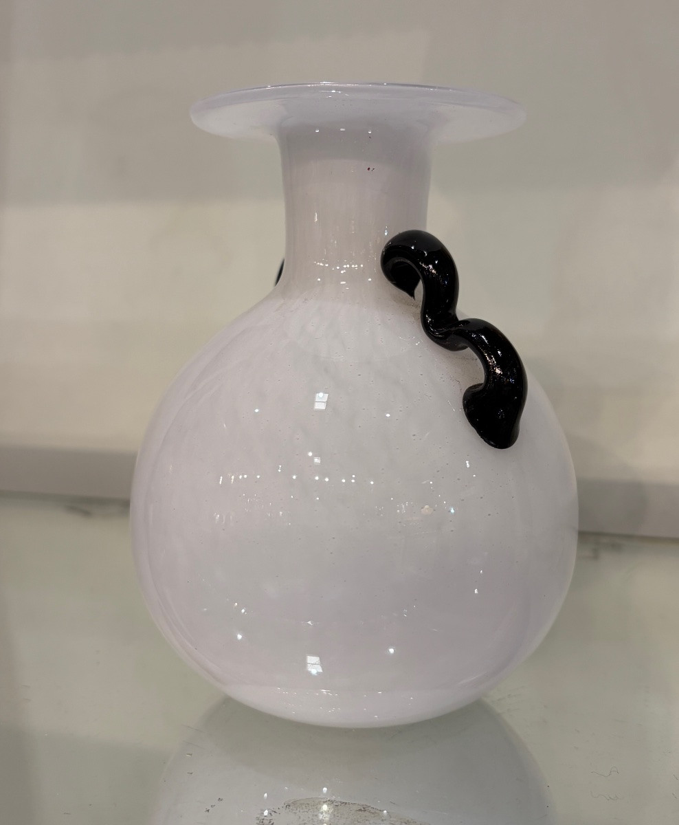 Vaso in vetro di Murano bianco lattimo con anse nere – Italia, XX secolo-photo-6