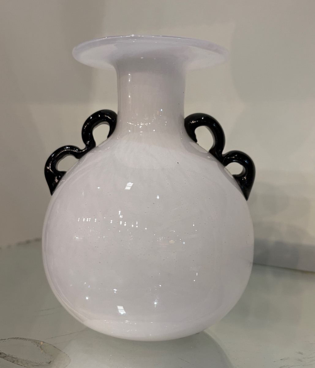 Vaso in vetro di Murano bianco lattimo con anse nere – Italia, XX secolo