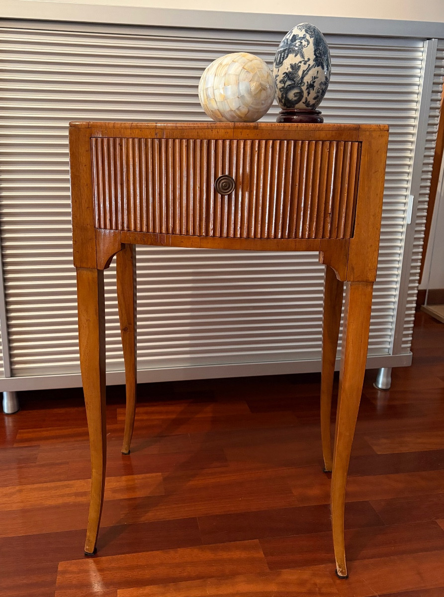 Mobiletto in noce ad un cassetto, Italia,, anni’30/‘40